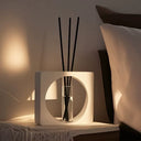 difusor aromático geométrico branco com varetas, design moderno para decoração e aromaterapia