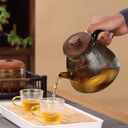 Chaleiras de vidro 1100ml com infusor e alça de nogueira em versões transparente e fumê - Casa Splêndida