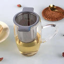 Infusor de chá em inox com malha fina e alças laterais para caneca, encaixe prático e elegante – Casa Splendida