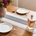Caminho de mesa boho macramê creme e cinza com franjas, ideal para decoração de mesa rústica ou moderna

