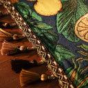 Caminho de mesa floral farmhouse em linho e poliéster com bordado delicado, ideal para mesa de jantar, cozinha e eventos.