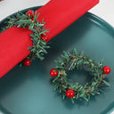 Porta-guardanapo natalino em formato de guirlanda com frutinhas vermelhas e ramos verdes – Casa Splendida, ideal para ceia de Natal.

