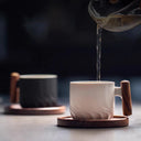 Caneca retrô preta cerâmica com alça de madeira