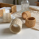 Porta-guardanapo artesanal de rattan natural, feito à mão, em formatos circular e quadrado – Casa Splendida.

