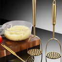 Amassador de batatas dourado em aço inox Casa Splendida, utensílio de cozinha para purês lisos e cremosos.