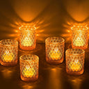 Kit 3 porta-velas de vidro dourado com textura clássica iluminados por velas