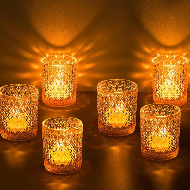 Kit 3 porta-velas de vidro dourado com textura clássica iluminados por velas