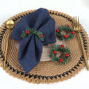 Porta-guardanapo natalino em formato de guirlanda com frutinhas vermelhas e ramos verdes – Casa Splendida, ideal para ceia de Natal.

