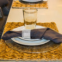 Conjunto de 12 porta-guardanapos cilíndricos pratas em PP com brilho envolvendo guardanapo branco em mesa posta – Casa Splendida.


