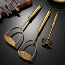 Amassador de batatas dourado em aço inox Casa Splendida, utensílio de cozinha para purês lisos e cremosos.