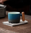 Caneca retrô azul cerâmica com alça de madeira artesanal