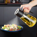 borrifador de azeite 700ml em vidro borossilicato com gatilho pulverizando óleo sobre salada – Casa Splendida