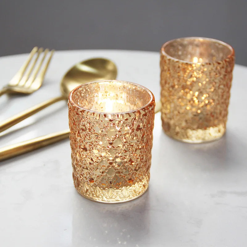 Kit 3 porta-velas de vidro dourado com textura clássica iluminados por velas