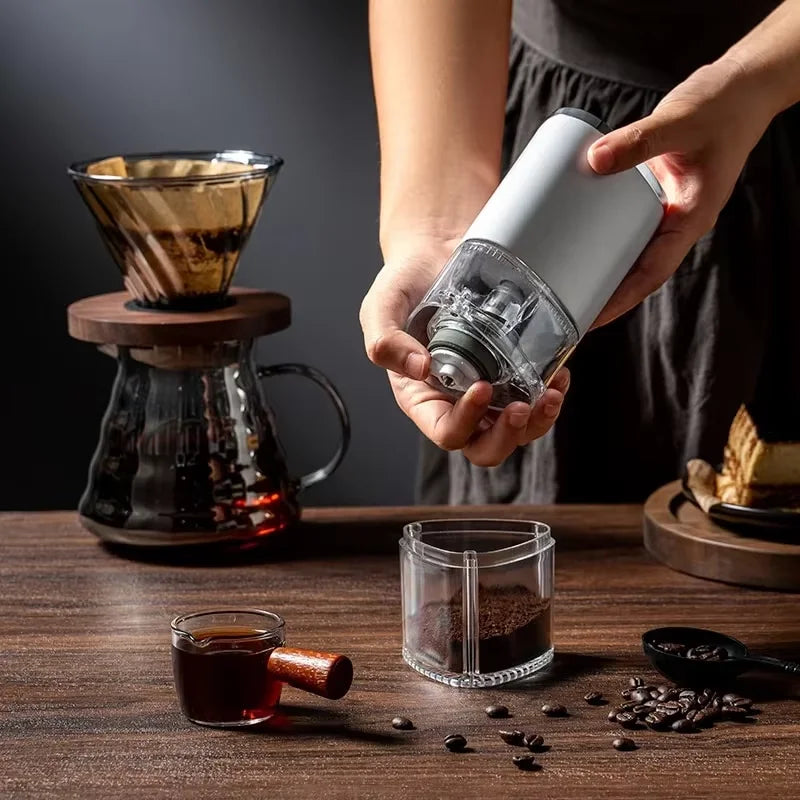 Moedor elétrico de café portátil branco com recarga USB e ajuste de moagem