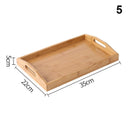 Bandeja retangular de bambu natural com alças vazadas laterais sobre mesa de madeira, ideal para servir e organizar

