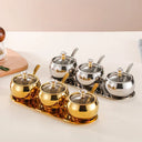 conjunto prata com 3 potes de inox, tampas de vidro e colheres sobre bandeja – Casa Splendida
