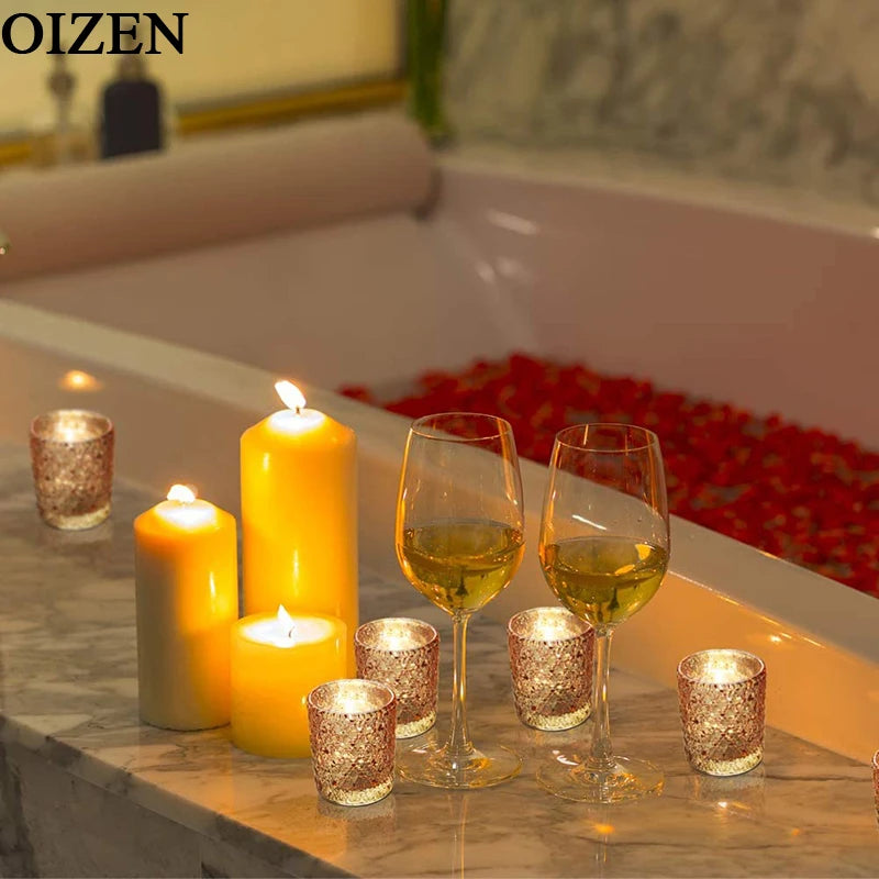 Kit 3 porta-velas de vidro dourado com textura clássica iluminados por velas