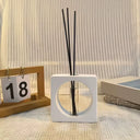 difusor aromático geométrico branco com varetas, design moderno para decoração e aromaterapia