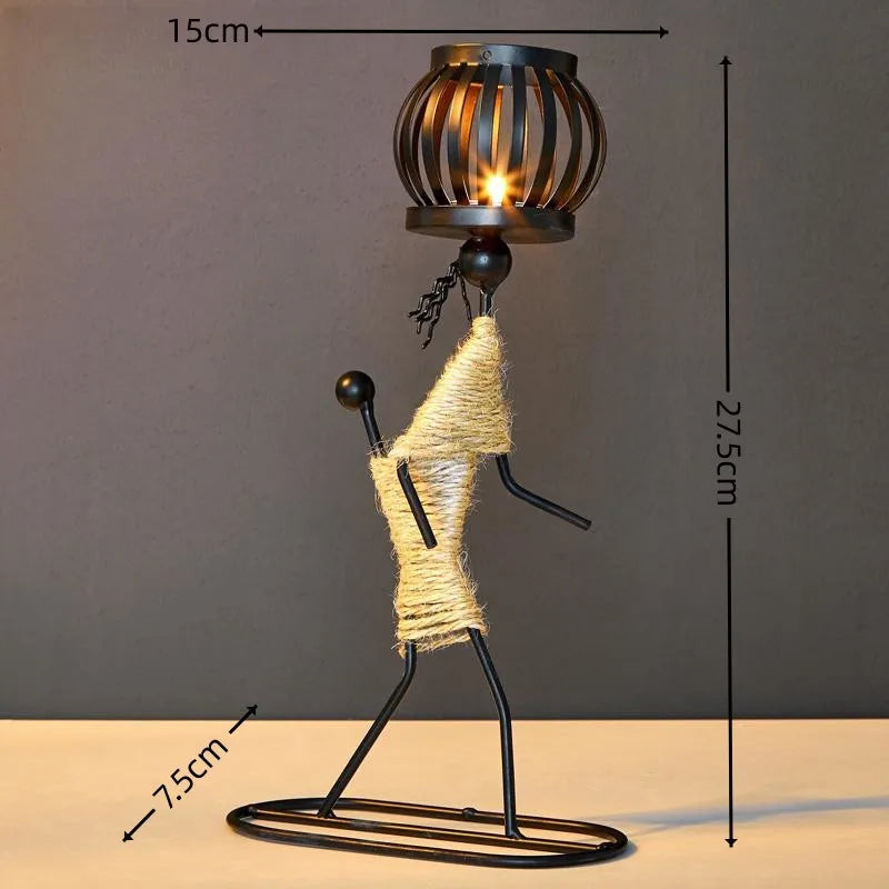 Castiçal escultura em ferro com figura abstrata e porta‑vela em forma de gaiola