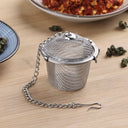 Infusor de chá e temperos em formato de cesto com corrente em aço inox de 4,5 cm – Casa Splendida