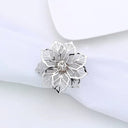 Porta-guardanapos metálicos vazados com acabamento eletroplated em prata  floral para eventos e mesa posta elegante