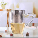 Infusor de chá em inox com malha fina e alças laterais para caneca, encaixe prático e elegante – Casa Splendida