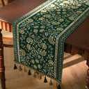Caminho de mesa floral farmhouse em linho e poliéster com bordado delicado, ideal para mesa de jantar, cozinha e eventos.