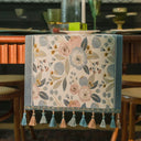 Caminho de mesa floral farmhouse em linho e poliéster com bordado delicado, ideal para mesa de jantar, cozinha e eventos.