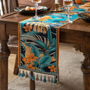 Caminho de mesa floral farmhouse em linho e poliéster com bordado delicado, ideal para mesa de jantar, cozinha e eventos.