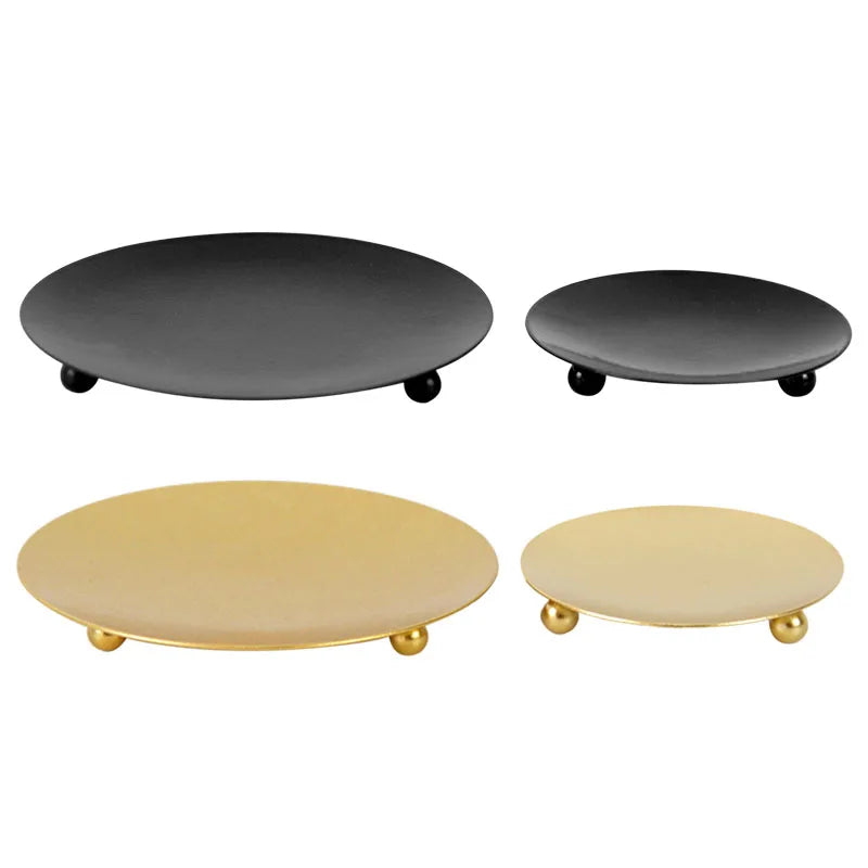 Base redonda dourada de metal com três pezinhos para vela pilar