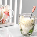 Caneca de vidro parede dupla com flores e folhagens verdes naturais e bebida quente - Casa Splêndida