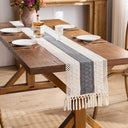 Caminho de mesa boho macramê creme e cinza com franjas, ideal para decoração de mesa rústica ou moderna

