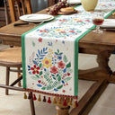 Caminho de mesa floral farmhouse em linho e poliéster com bordado delicado, ideal para mesa de jantar, cozinha e eventos.