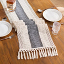Caminho de mesa boho macramê creme e cinza com franjas, ideal para decoração de mesa rústica ou moderna

