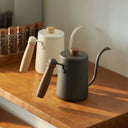Chaleira gooseneck 600ml com cabo de madeira e bico fino curvo para preparo manual de café