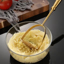 Amassador de batatas dourado em aço inox Casa Splendida, utensílio de cozinha para purês lisos e cremosos.