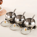 conjunto prata com 3 potes de inox, tampas de vidro e colheres sobre bandeja – Casa Splendida