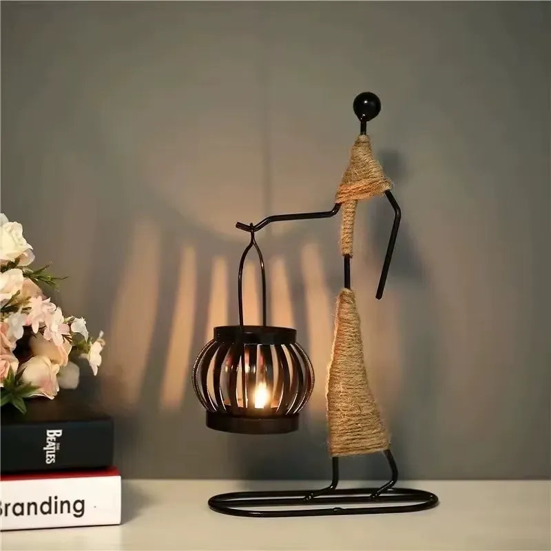 Castiçal personagem minimalista em metal preto com suporte de vela redondo