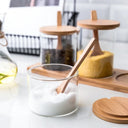 kit com três potes de vidro com tampas e colheres de bambu sobre bandeja