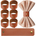 Porta‑guardanapo de couro marrom com rebite metálico em mesa posta estilo farmhouse, conjunto com guardanapos claros