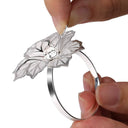 Porta-guardanapos metálicos vazados com acabamento eletroplated em prata  floral para eventos e mesa posta elegante