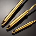 Amassador de batatas dourado em aço inox Casa Splendida, utensílio de cozinha para purês lisos e cremosos.
