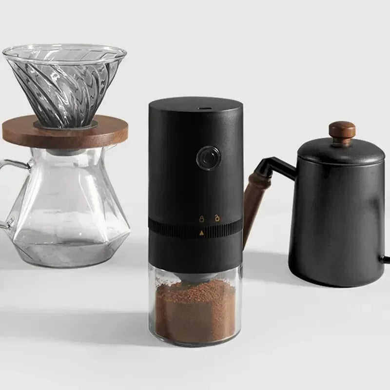 Moedor de café elétrico portátil preto com botão liga/desliga e copo transparente para café moído