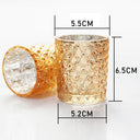 Kit 3 porta-velas de vidro dourado com textura clássica iluminados por velas
