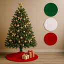 Saia de Pelúcia para Árvore de Natal Casa Splendida nas cores vermelho, verde e branco, compondo uma decoração natalina elegante ao redor do pinheiro