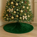 Saia de Pelúcia Verde Casa Splendida sob pinheiro decorado em tons dourados, criando uma atmosfera natalina aconchegante e elegante.