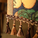 Caminho de mesa floral farmhouse em linho e poliéster com bordado delicado, ideal para mesa de jantar, cozinha e eventos.