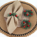 Porta-guardanapo natalino em formato de guirlanda com frutinhas vermelhas e ramos verdes – Casa Splendida, ideal para ceia de Natal.


