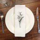 Guardanapo de linho bege em mesa posta elegante com prato decorado