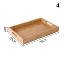 Bandeja retangular de bambu natural com alças vazadas laterais sobre mesa de madeira, ideal para servir e organizar

